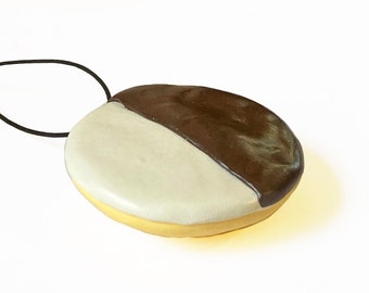 Adorno de galleta en blanco y negro - Adorno navideño - Adorno de comida - Adorno de galleta italiana - Adorno de postre - Arcilla polimérica