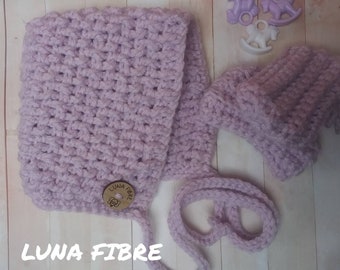 Bonnet Handmade Crochet Baby Classic Lilac and fingerless mittens.