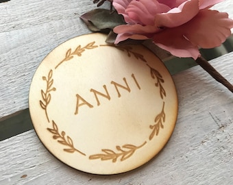 Meilensteinscheibe aus Holz personalisiert mit Name, rund / Namensschild Boho aus Holz / Holzkarte zur Geburt / Geburtsgeschenk