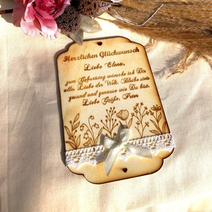 Biglietto di auguri di compleanno con "fiori secchi" personalizzato con il testo desiderato, realizzato in legno. Dimensioni: 12 x 18 cm