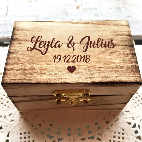 Hübsche kleine Ring Box mit Namen von Braut und Bräutigam / Holzbox mit persönlicher Gravur / Engagement Box / Heiratsantrag Box / Holztruhe