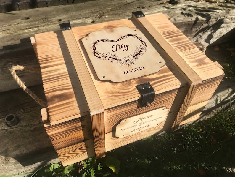 Die große Erinnerungsbox für Baby ist die ideale Aufbewahrungsmöglichkeit für die kostbarsten Erinnerungen an die Kindheit. Ein besonderes personalisiertes Geschenk zur Geburt, Taufe oder Kommunion!