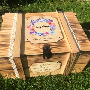 Erinnerungsbox personalisiert zum Muttertag Blumenkranz / Geschenk zum Muttertag / Erinnerungskiste personalisiert mit Gravur Bild 1