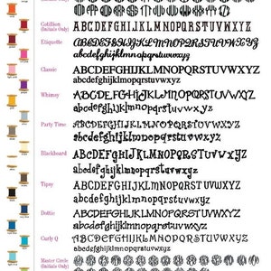 Puede incluir: Un gr&aacute;fico de diferentes fuentes de bordado con una tabla de colores de hilo. Las fuentes est&aacute;n etiquetadas con nombres como "Circle", "Cotillion", "Etiquette", "Classic", "Whimsy", "Party Time", "Blackboard", "Tipsy", "Dottie", "Curly Q" y "Master Circle". El texto en la parte inferior del gr&aacute;fico dice "Vis&iacute;tanos en l&iacute;nea para todos nuestros art&iacute;culos personalizados: www.initiallyyoursandmore.com".