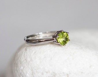 Peridot Ring Sterling Silver, Chartreuse Jewellery, August Birthstone Ring, Green Gemstone Ring, Natural Peridot Jewellery, Classic Ring