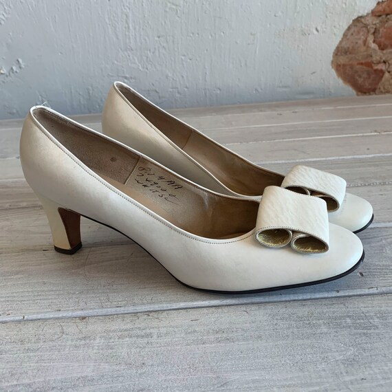vintage white pumps