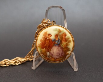 Pendentif Camée Fragonard En Porcelaine – Scène Romantique, Chaîne Argentée, Occasion