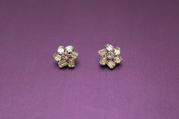 Vintage Clear Rhinestone Weiss Clip-On Earrings - image 4