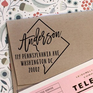 Tampon d'adresse de retour personnalisé pour l'État de Washington DC, cadeau parfait pour les vacances, les pendaisons de crémaillère et les mariages ou comme carte de visite