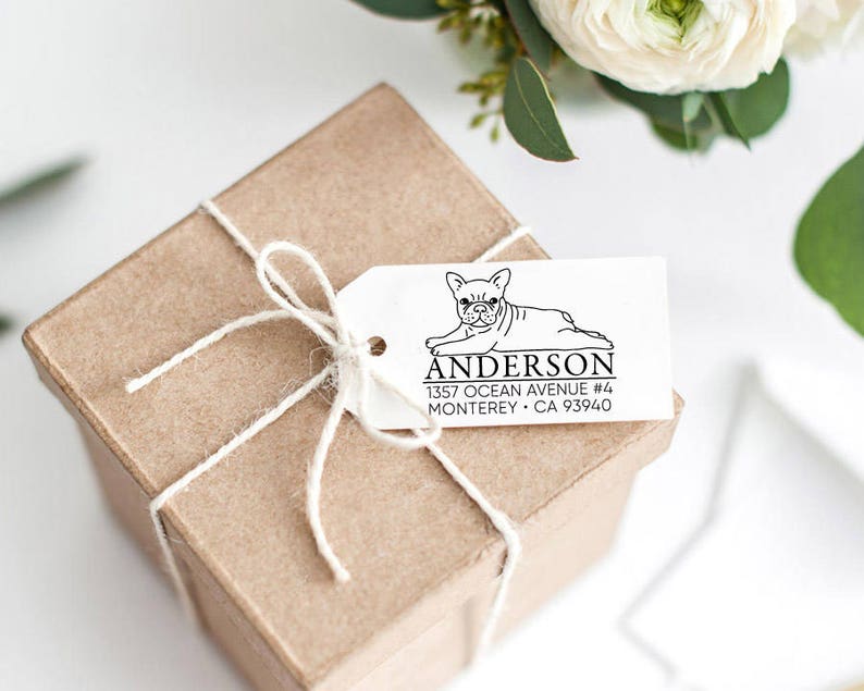 K&ouml;nnte beinhalten: Ein wei&szlig;es Geschenkanh&auml;nger mit einer Schwarzwei&szlig;illustration eines franz&ouml;sischen Bulldoggen. Der Anh&auml;nger tr&auml;gt den Text "Anderson 1357 Ocean Avenue #6 Monterey, CA 93940" aufgedruckt.