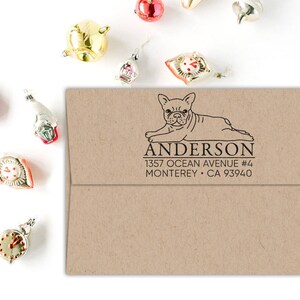 K&ouml;nnte beinhalten: Ein brauner Umschlag mit einem schwarzen und wei&szlig;en Stempel aus Gummi, der einen franz&ouml;sischen Bulldoggen zeigt. Der Stempel enth&auml;lt den Text "Anderson", "1357 Ocean Avenue #4", "Monterey, CA 93940".