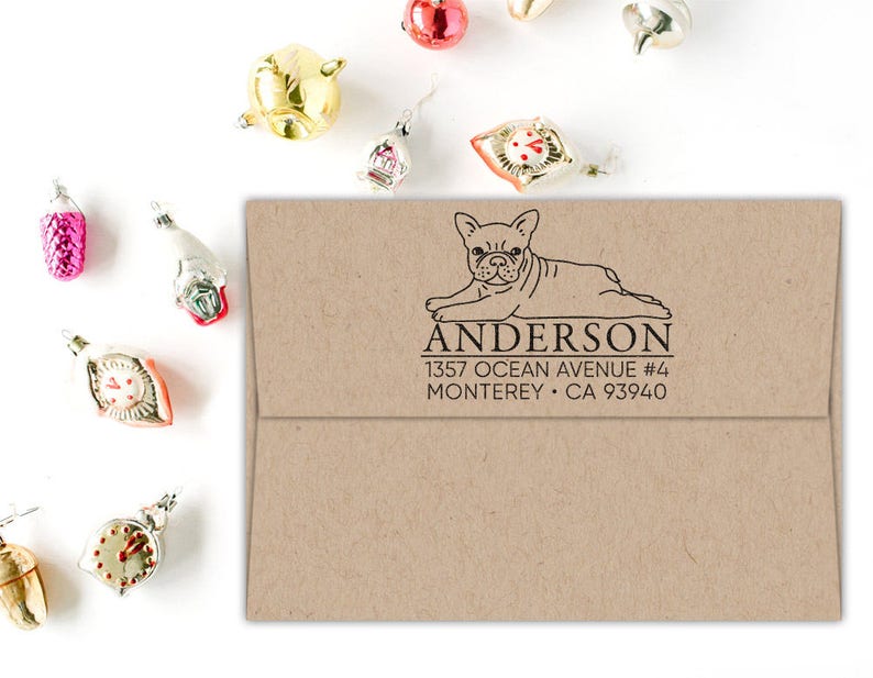 K&ouml;nnte beinhalten: Ein brauner Umschlag mit einem schwarzen und wei&szlig;en Stempel aus Gummi, der einen franz&ouml;sischen Bulldoggen zeigt. Der Stempel enth&auml;lt den Text "Anderson", "1357 Ocean Avenue #4", "Monterey, CA 93940".