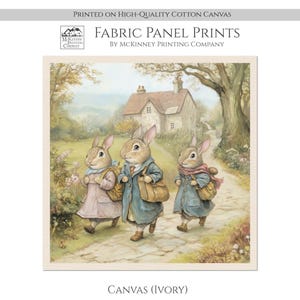 Pu&ograve; includere: Tre conigli marroni con cappotti e borse camminano lungo un sentiero verso un piccolo cottage in un ambiente rurale. La scena &egrave; dipinta in uno stile fantasioso con colori tenui e dettagli.