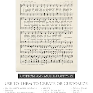Puede incluir: Una impresi&oacute;n de partitura vintage del himno "How Great Thou Art!" con letras y notaci&oacute;n musical. La impresi&oacute;n est&aacute; enmarcada con un borde negro y tiene un fondo blanco. La impresi&oacute;n est&aacute; disponible en tela de algod&oacute;n o muselina y se puede utilizar para crear una variedad de art&iacute;culos, incluyendo bolsos, edredones y ropa. El texto en la parte inferior de la impresi&oacute;n dice "Cotton-Or-Muslin Options" y "Use To Them To Create Or Customize:".