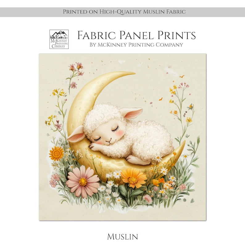 Pu&ograve; includere: Un agnello bianco che dorme su una luna crescente dorata circondata da un campo di fiori selvatici. L'immagine &egrave; stampata su tessuto di mussola di alta qualit&agrave;. "FABRIC PANEL PRINTS BY MCKINNEY PRINTING COMPANY" &egrave; stampato nella parte superiore dell'immagine. "MUSLIN" &egrave; stampato nella parte inferiore dell'immagine.