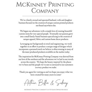 Op de afbeelding: Een zwart-wit afbeelding met de tekst "MCKINNEY Printing COMPANY" in een groot lettertype bovenaan. De tekst hieronder beschrijft een familiebedrijf dat unieke, op maat gemaakte gedrukte producten maakt. De tekst vermeldt ook dat het bedrijf een veteranenbedrijf is. De afbeelding is ondertekend met "Arthur. Billie & Sidney".