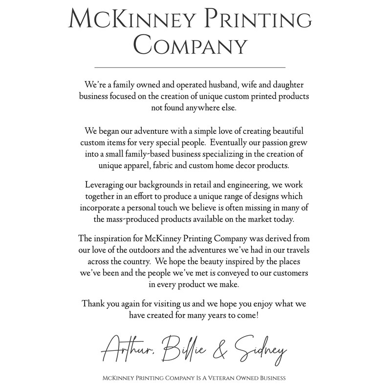 Op de afbeelding: Een zwart-wit afbeelding met de tekst "MCKINNEY Printing COMPANY" in een groot lettertype bovenaan. De tekst hieronder beschrijft een familiebedrijf dat unieke, op maat gemaakte gedrukte producten maakt. De tekst vermeldt ook dat het bedrijf een veteranenbedrijf is. De afbeelding is ondertekend met "Arthur. Billie & Sidney".
