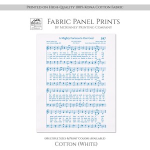 Puede incluir: Una impresi&oacute;n de panel de tela azul y blanca con el himno "Castillo fuerte es nuestro Dios" con notaci&oacute;n musical. La impresi&oacute;n est&aacute; disponible en varios tama&ntilde;os y colores de impresi&oacute;n. El texto "Algod&oacute;n (Blanco)" est&aacute; impreso en la parte inferior del panel.