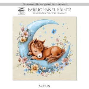 Op de afbeelding: Een bruin en wit veulentje slaapt op een blauwe halve maan omringd door roze, witte en blauwe bloemen. De afbeelding is gedrukt op een hoogwaardige mousseline stof. "FABRIC PANEL PRINTS BY MCKINNEY PRINTING COMPANY" is gedrukt bovenaan de afbeelding. "MUSLIN" is gedrukt onderaan de afbeelding.
