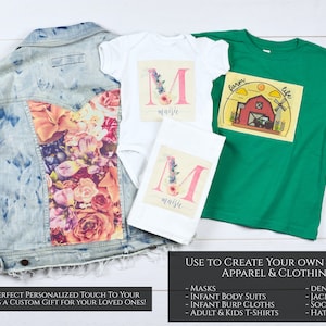 Puede incluir: Una colecci&oacute;n de prendas de vestir con dise&ntilde;os personalizados. Una chaqueta vaquera con estampado floral, un body blanco con una letra M floral rosa y el nombre "maisie", una toalla blanca con el mismo dise&ntilde;o y una camiseta verde con un granero rojo y el texto "farm life".