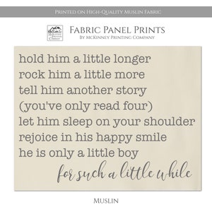 Puede incluir: Un panel de impresi&oacute;n de tela de muselina beige con el texto "hold him a little longer, rock him a little more, tell him another story (you've only read four), let him sleep on your shoulder, rejoice in his happy smile, he is only a little boy, for such a little while".
