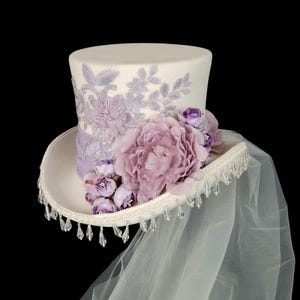 Elegante steampunk-hoge hoed van ivoor en lavendel
