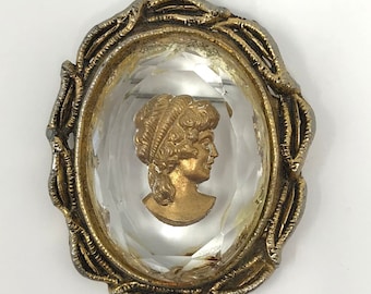 Broche camée en verre des années 50 | taille-douce | Épingle victorienne édouardienne en verre dorée