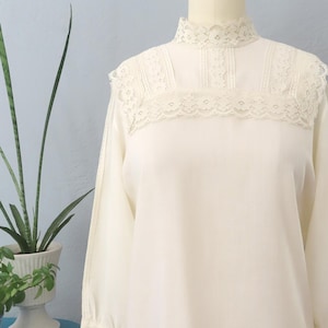 1970er Jahre beige Stehkragen-Spitzenbluse | mittel M | Gunne Sax Vibes Edwardian Victorian Tuxedo Spitzenbluse für den formellen Anlass Cottagecore shabby chic