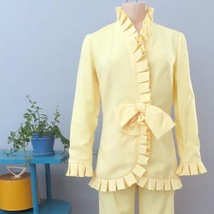 1970s butter yellow ruffle jacket + pant suit two piece set | small | retro pant suit preppy pant suit party outfit butter creme disco party