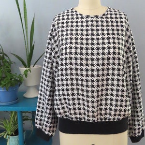 1980s black + white houndstooth check pullover banded bottom top | medium | bw 1980s slouchy fit top long sleeves tunic pull over blousy top