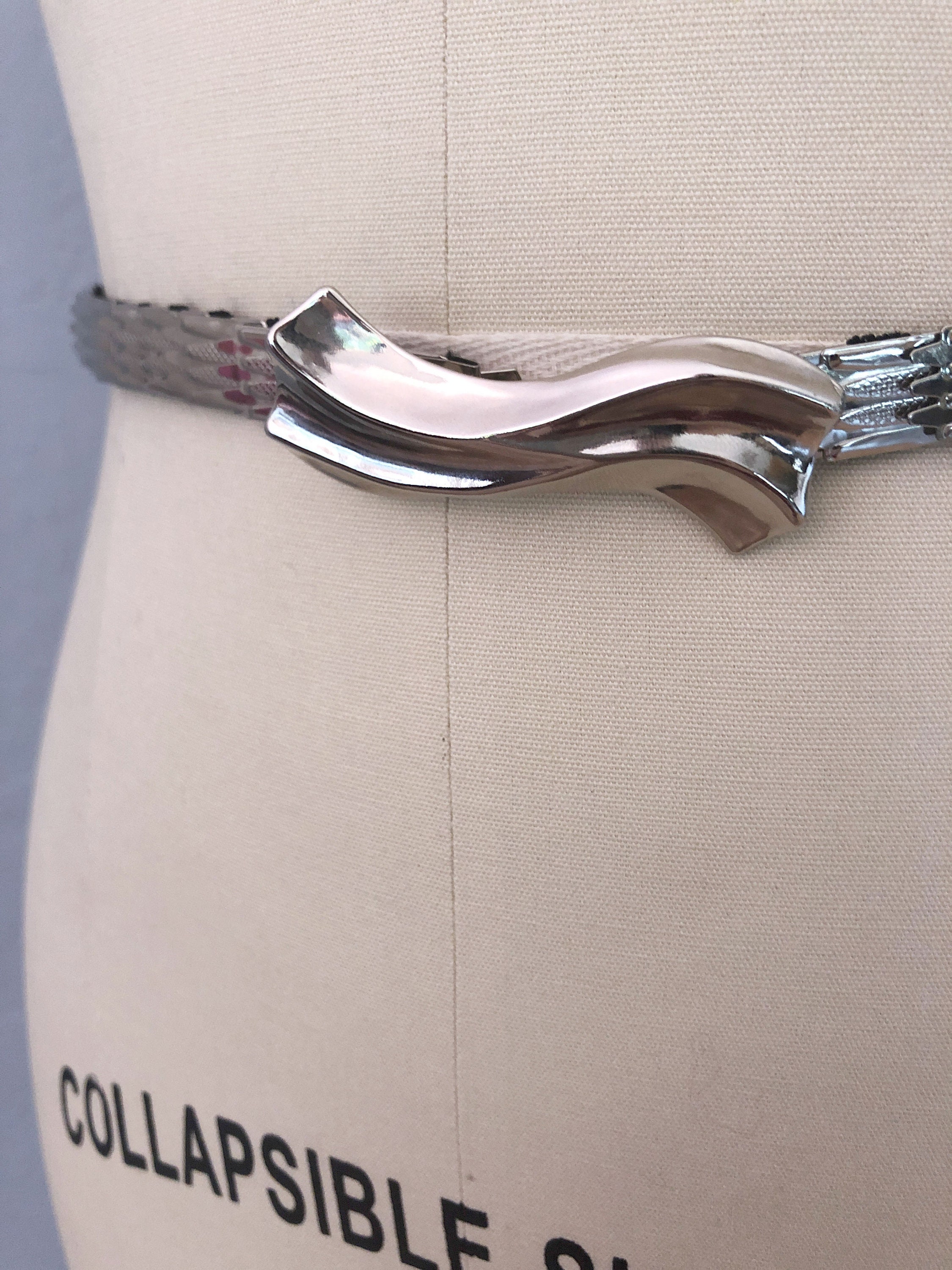 Elegant Vintage Silver Fish Scale Stretch Belt with Stylish Silver Buckle Vintage silver and gold fish scale stretch belt | Maxsold main image 2