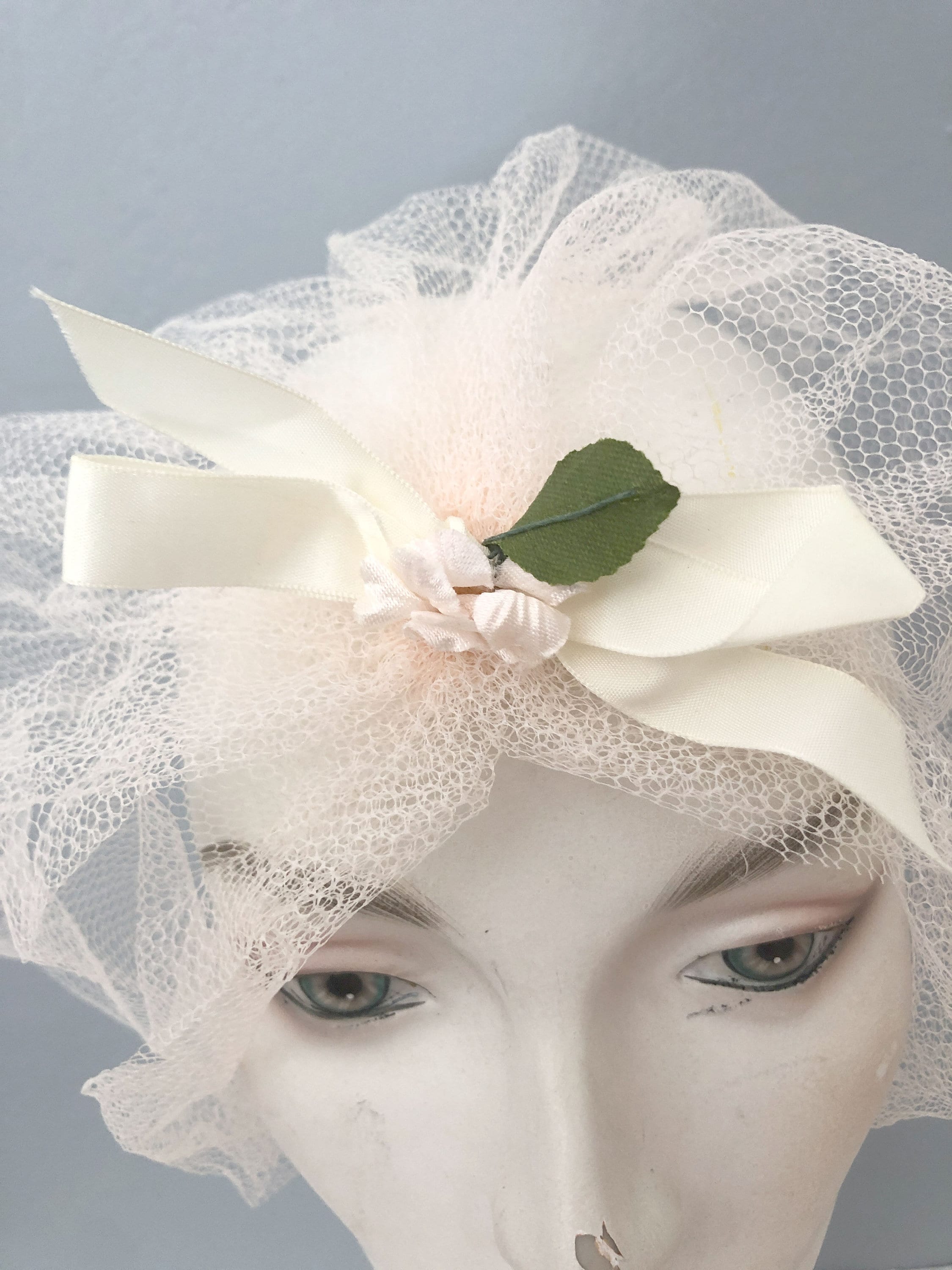Vintage 1950s Tri-color Bonnet 1950s Vintage Handmade Peach Crochet Head Bonnet & Wrap main image 3