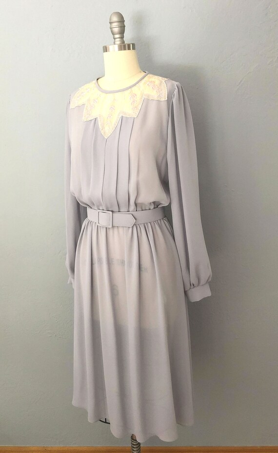 1970s Victorian gray belted midi dress with inset… - image 3