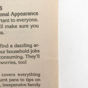 Peut inclure: Gros plan d'une page imprim&eacute;e avec le titre "Hints" en haut. Le texte traite de l'apparence personnelle, des t&acirc;ches m&eacute;nag&egrave;res et de la cuisine. Le papier est de couleur beige.