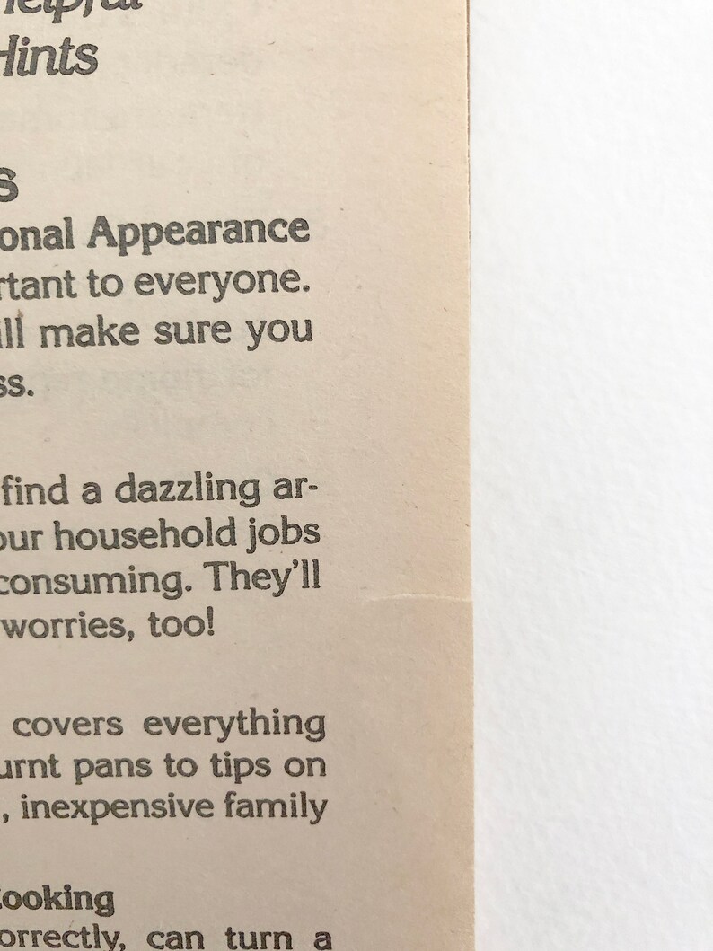 Peut inclure: Gros plan d'une page imprim&eacute;e avec le titre "Hints" en haut. Le texte traite de l'apparence personnelle, des t&acirc;ches m&eacute;nag&egrave;res et de la cuisine. Le papier est de couleur beige.