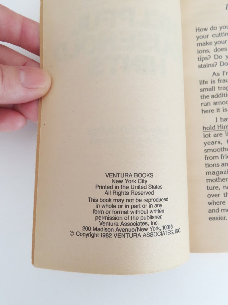 Peut inclure: Pages d'un livre ouvert avec le texte de Ventura Books, New York City, imprim&eacute; aux &Eacute;tats-Unis. Le texte comprend des informations sur le droit d'auteur de 1982. Les pages sont blanc cass&eacute; avec un aspect l&eacute;g&egrave;rement vieilli.