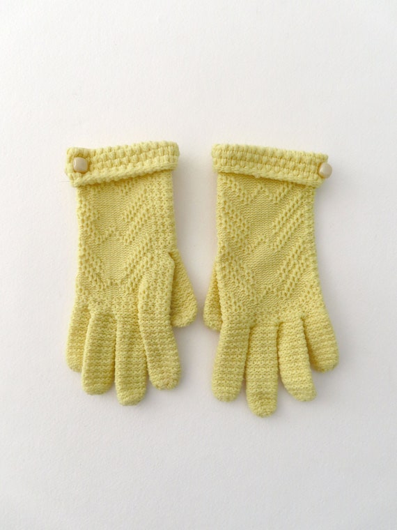 1950s short knit yellow pearl gloves | wedding glo
