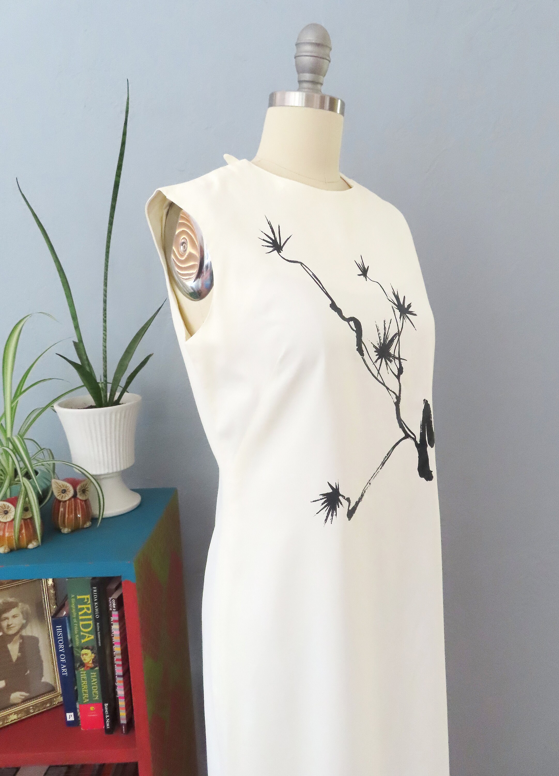 1960s White Kiyomi Hawaii Graphic Print Maxi Dress Wounded