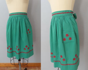 1950s green red flower half apron | cottagecore apron | hostess apron frilly apron | hostess apron
