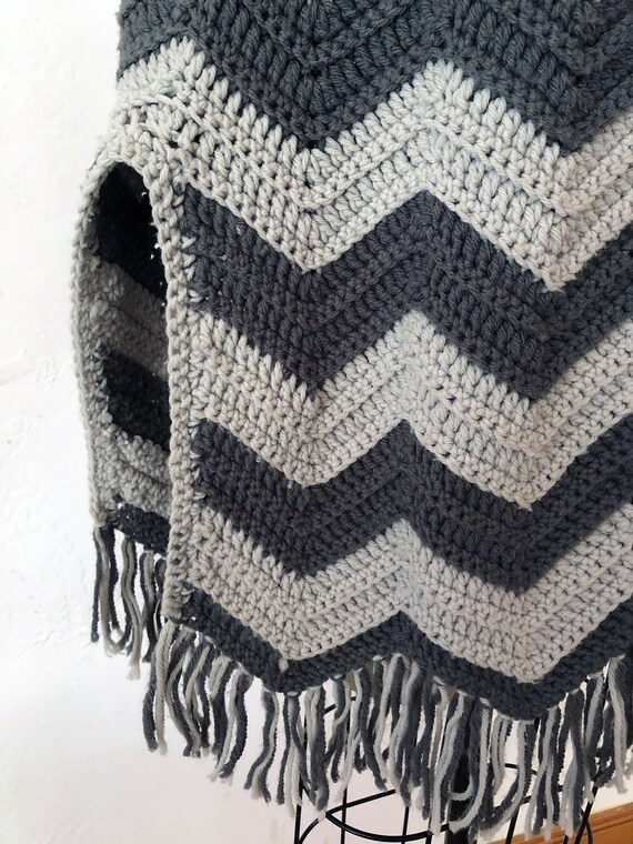 1970s crocheted chevron poncho wrap shawl | mediu… - image 4