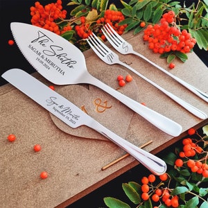 Zilveren bruiloftstaartsnijset met vorken, gepersonaliseerde serveerset voor taartvorm, heer en mevrouw gegraveerde taartvorm, kartonnen of houten geschenkdoos