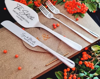 Zilveren bruiloftstaartsnijset met vorken, gepersonaliseerde serveerset voor taartvorm, heer en mevrouw gegraveerde taartvorm, kartonnen of houten geschenkdoos