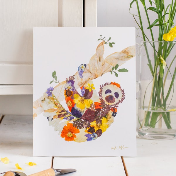 Impresión de perezoso con flores prensadas