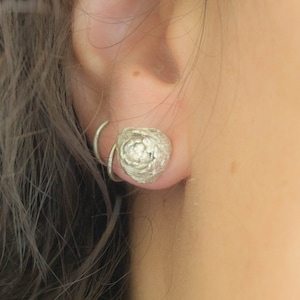 Dennenappel zilveren oorbellen. Zilveren dennenappel oorknopjes met grote moer. Biologische moderne oorbellen. Cadeau voor haar. Op de natuur geïnspireerde sieraden.