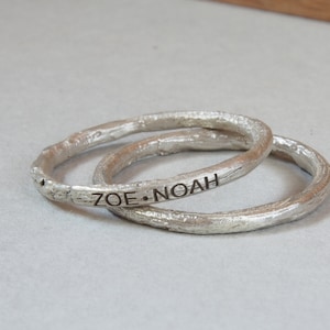 Dunne takjering. Takring met gravure. Stapelen takje ring. Eindige takring. Dunne takring. Fijne gegraveerde zilveren ring