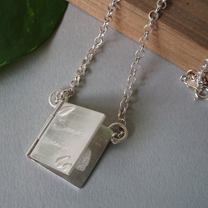 Collar colgante libro de plata, medallón libro personalizado, Collar colgante con mensaje, Collar para amantes de los libros, Libro grabado