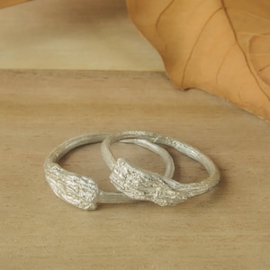 Conjunto de aliança de casamento, conjunto de aliança de casamento exclusivo dele e dela, conjunto de aliança de casamento de prata com casca de árvore, aliança de casamento rústica, aliança de casamento em galho, faixa de madeira