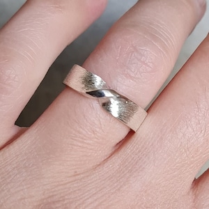 Mobius ring, möbius ring silver, mobius strip jewelry, twist ring silver, 5 mm ring, mobius wedding band, infinity ring, simple twist ring