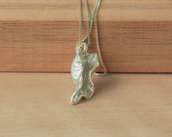 Plant necklace in sterling silver. Silver leaf pendant small with chain. Dainty leaf pendant gift for nature lover. Boho silver leaf pendant