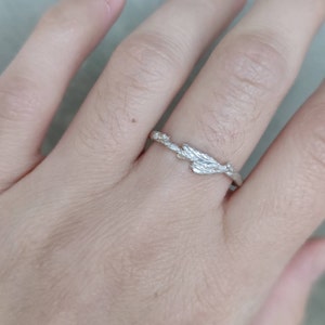 Anilllo hoja de cipres en plata. Anillo ramita con hoja. Anillo del bosque en plata. Anillo hoja de cedro en plata. Anillo apilable en plata